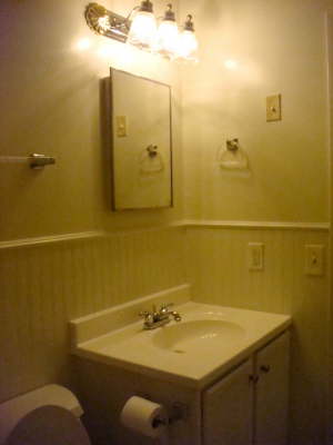 bathroom #1, view 3